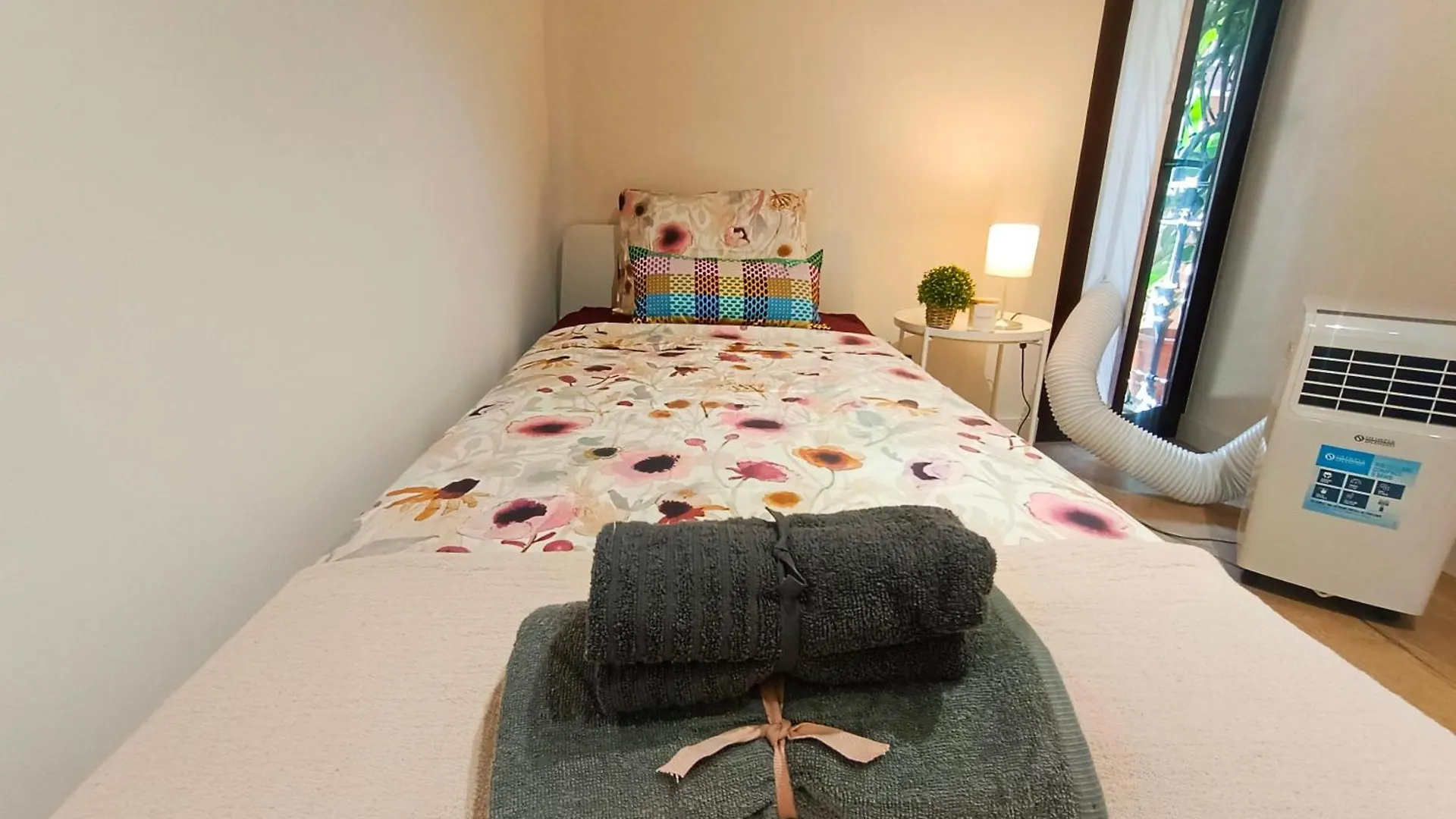 Private Rooms In Born Barcelona 0*,  Spanien